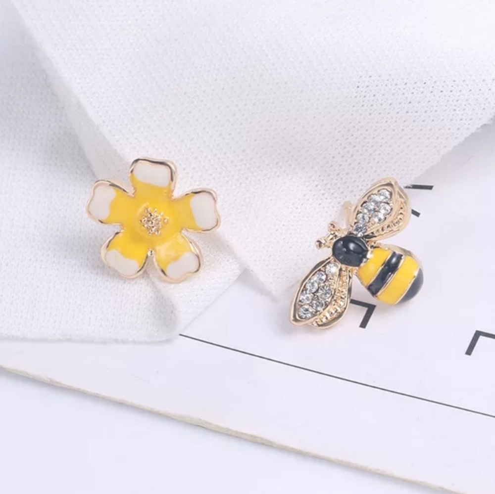 Bee and Flower Stud Earrings - Picture 6 of 6